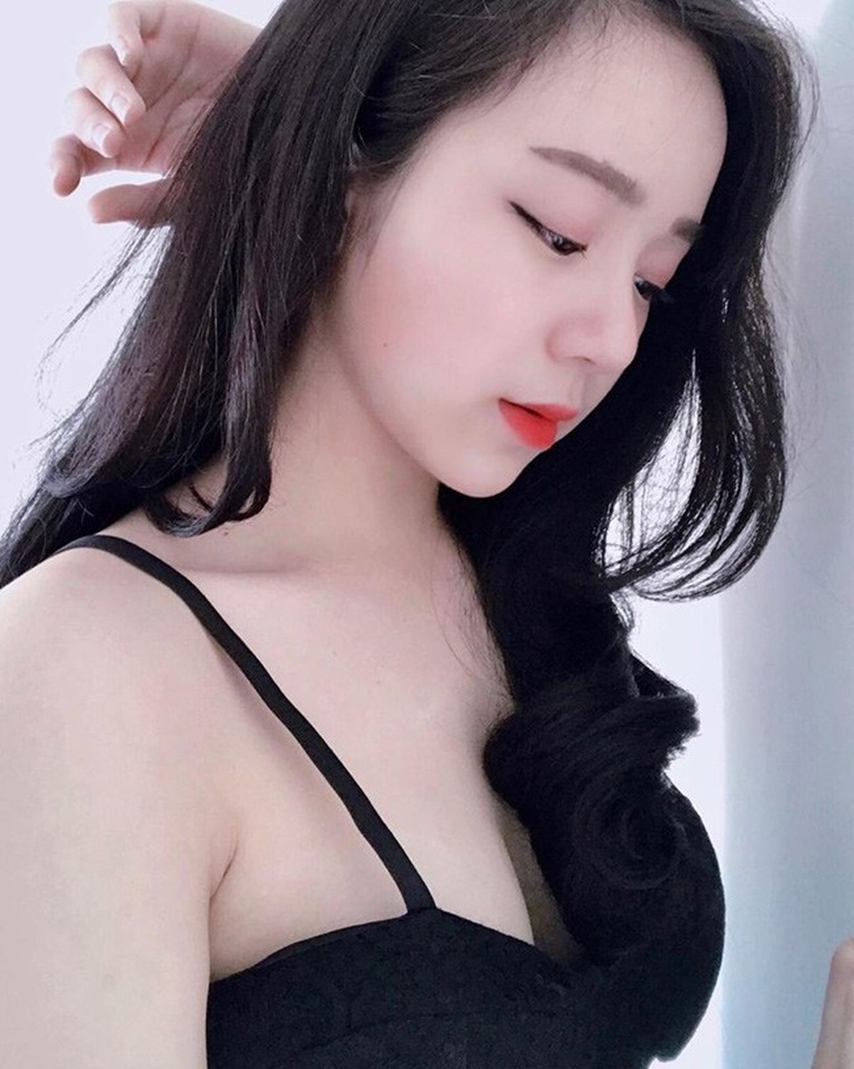 Những lần đăng ảnh khiến fan "sốt xình xịch" của hot girl ngủ gật - 7
Thủy Tiên cũng rất biết cách tạo dáng để khoe lợi thế hình thể.