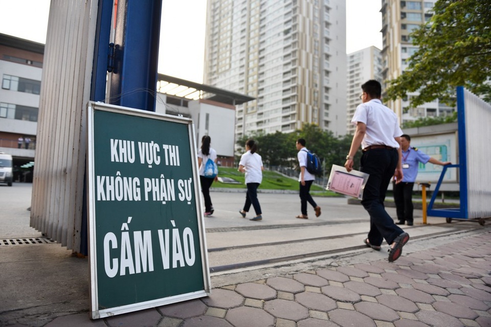Thí sinh Hà Nội mải miết ôn bài trước khi thi vào lớp 10 - 19
Khu vực thi được bảo vệ bởi bảo vệ của trường và công an phường nhằm đảm bảo an toàn trong suốt kỳ thi. (Ảnh: Toàn Vũ)