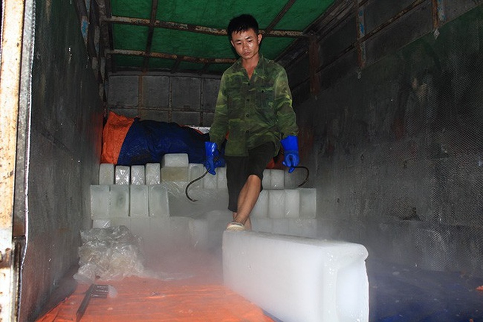 Dụng cụ của đội bốc đá, vác vải để bảo hộ cho cơ thể người lao động.