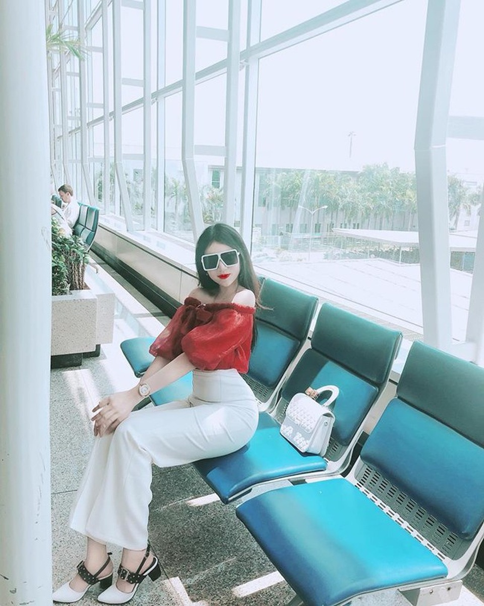 Mùa hè nóng bỏng của hai "cô út" nổi tiếng mạng xã hội - 8
Bước vào đại học, cô nàng càng táo bạo hơn trong cách ăn mặc.