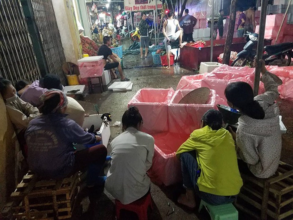 Những cửu vạn nữ tranh thủ chợp mắt trước khi vào ca đêm.