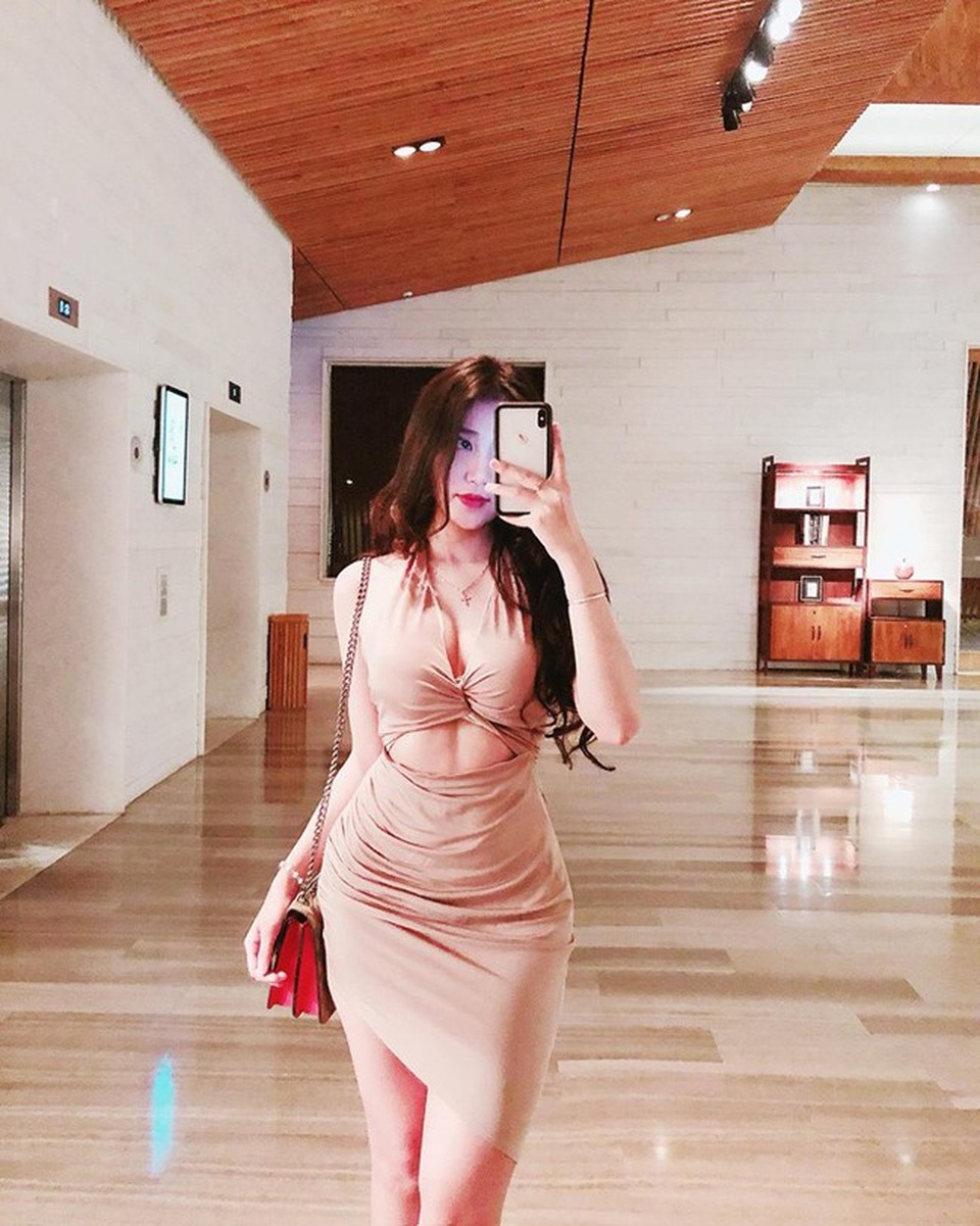 Mùa hè nóng bỏng của hai "cô út" nổi tiếng mạng xã hội - 10
Cuộc sống nhung lụa như những tiểu thư nhà giàu của Ý Nhi khiến nhiều người mơ ước.