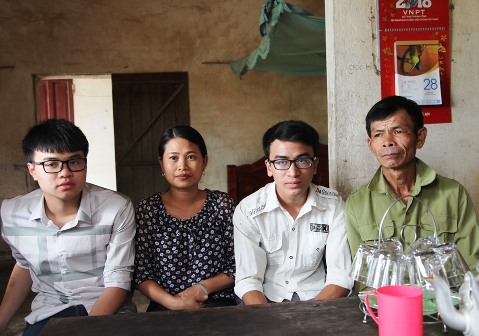 Ông Sơn, cháu Giang và cô giáo chủ nhiệm, bạn học cùng lớp trong ngày cùng PV Dân trí có mặt tại buổi trao quà.