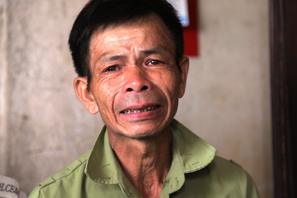 Tại buổi trao quà, ông Sơn đã bật khóc rất nhiều lần vì những tình cảm mà bạn đọc giành cho ông là quá quý báu.