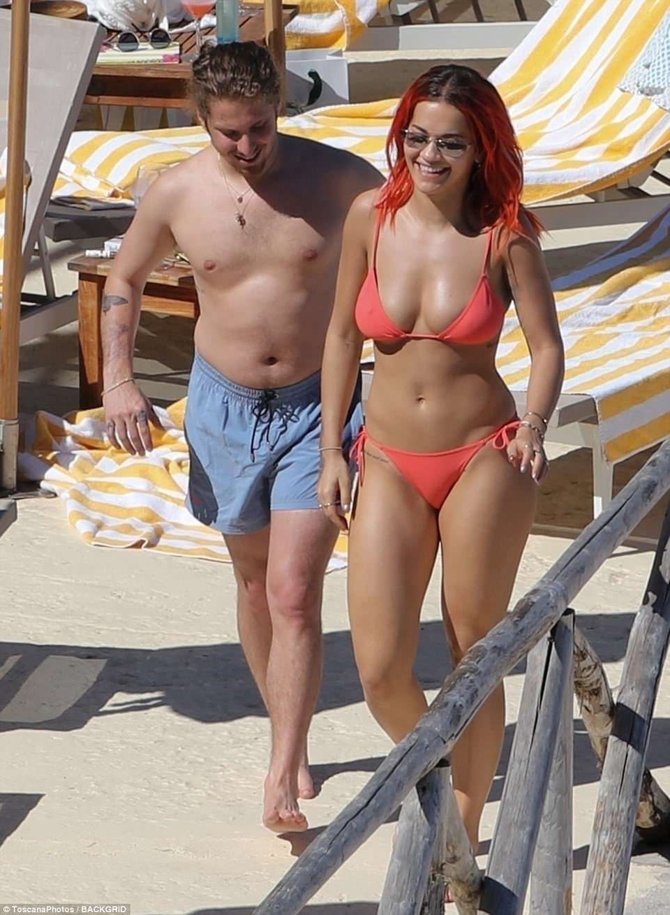 Rita Ora diện bikini gợi cảm bên bạn trai - 1
Rita Ora và bạn trai Andrew Watt lọt vào ống kính của giới săn tin khi xuất hiện cùng nhau trên du thuyền sang trọng tại Tuscany, tháng 6/2018.