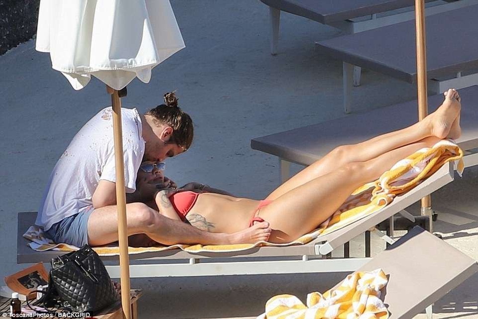 Rita Ora diện bikini gợi cảm bên bạn trai - 3 Rita Ora diện bikini gợi cảm bên bạn trai - 3