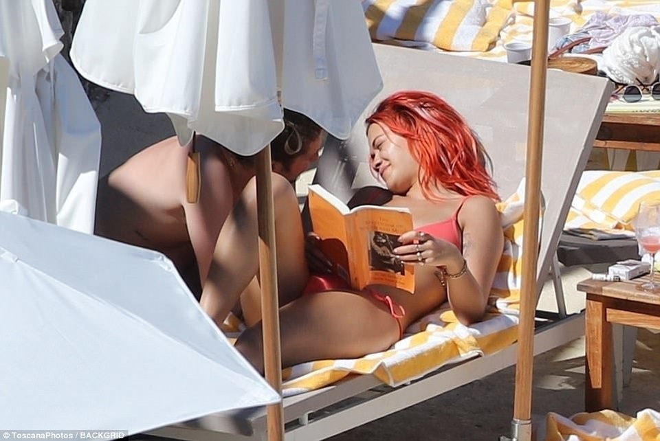 Rita Ora diện bikini gợi cảm bên bạn trai - 24
Anh tỉ mẩn bôi kem chống nắng và trò chuyện với người yêu.