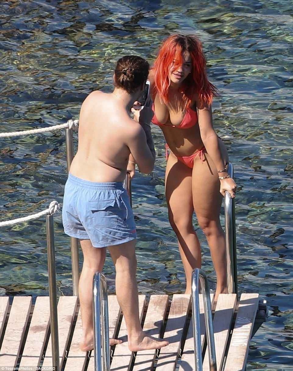 Rita Ora diện bikini gợi cảm bên bạn trai - 20
Rita Ora mới đây đã chia sẻ rằng, các ca khúc mà cô thể hiện từ trước đến nay phản ảnh một phần tâm tư tình cảm của chính cô.