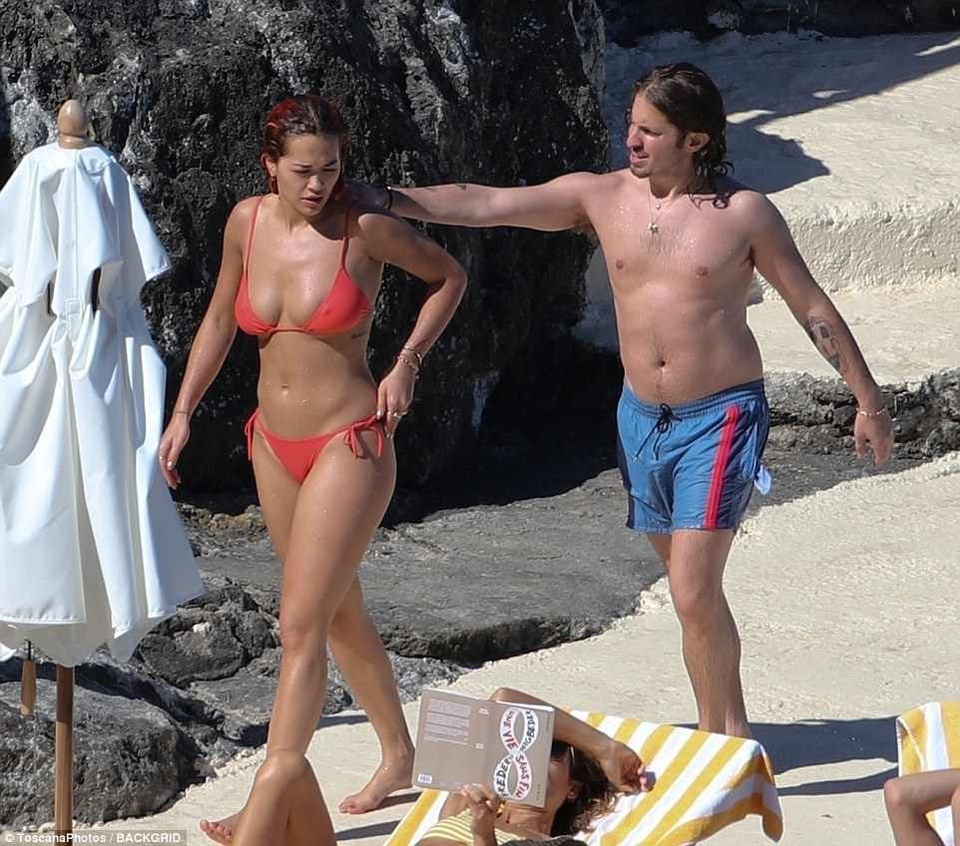 Rita Ora diện bikini gợi cảm bên bạn trai - 7
Andrew tỏ ra rất chăm chút bạn gái.
