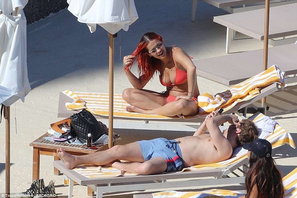 Rita Ora diện bikini gợi cảm bên bạn trai - 37
Gần đây, Rita Ora đã lên tiếng xin lỗi cộng đồng người đồng tính vì vô tình làm tổn thương họ bằng những ca từ của mình. Tôi xin lỗi vì đã bày tỏ quan điểm của bản thân trong một ca khúc mà vô tình làm tổn thương người khác. Ca khúc của tôi thể hiện sự thật về chính cuộc đời tôi và chính là trải nghiệm của bản thân tôi.