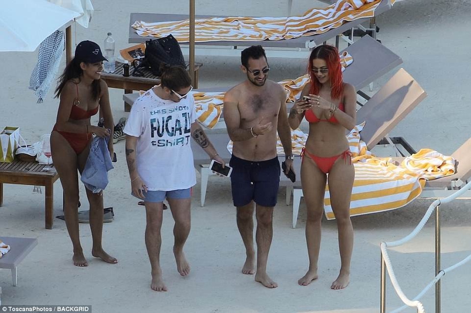 Rita Ora diện bikini gợi cảm bên bạn trai - 32
Rita và Andrew nhập cuộc cùng một nhóm bạn.