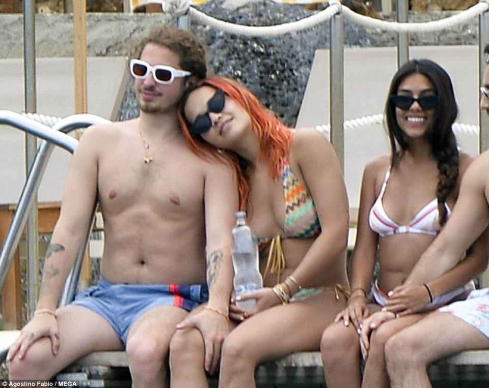 Rita Ora diện bikini gợi cảm bên bạn trai - 39
Nữ ca sĩ cá tính cũng thừa nhận, cô từng trải qua cảm giác yêu đương với cả hai giới và chỉ muốn nói ra những cảm xúc của bản thân trong những ca khúc của mình.