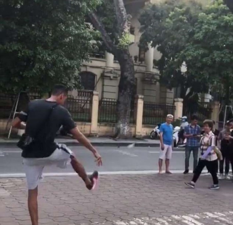 Lỡ hẹn với World Cup, Smalling sang Việt Nam đá cầu với người hâm mộ - 1