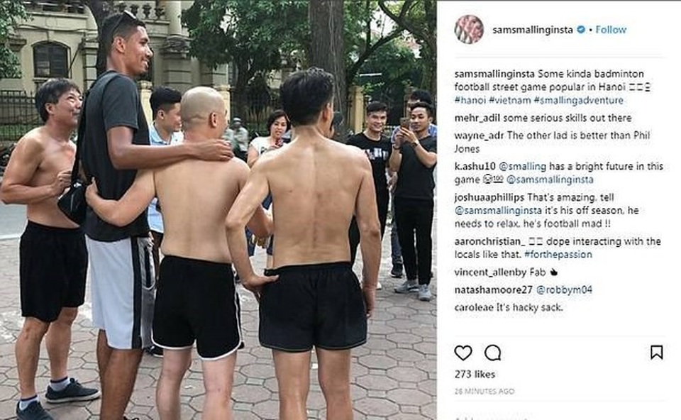 Lỡ hẹn với World Cup, Smalling sang Việt Nam đá cầu với người hâm mộ - 2