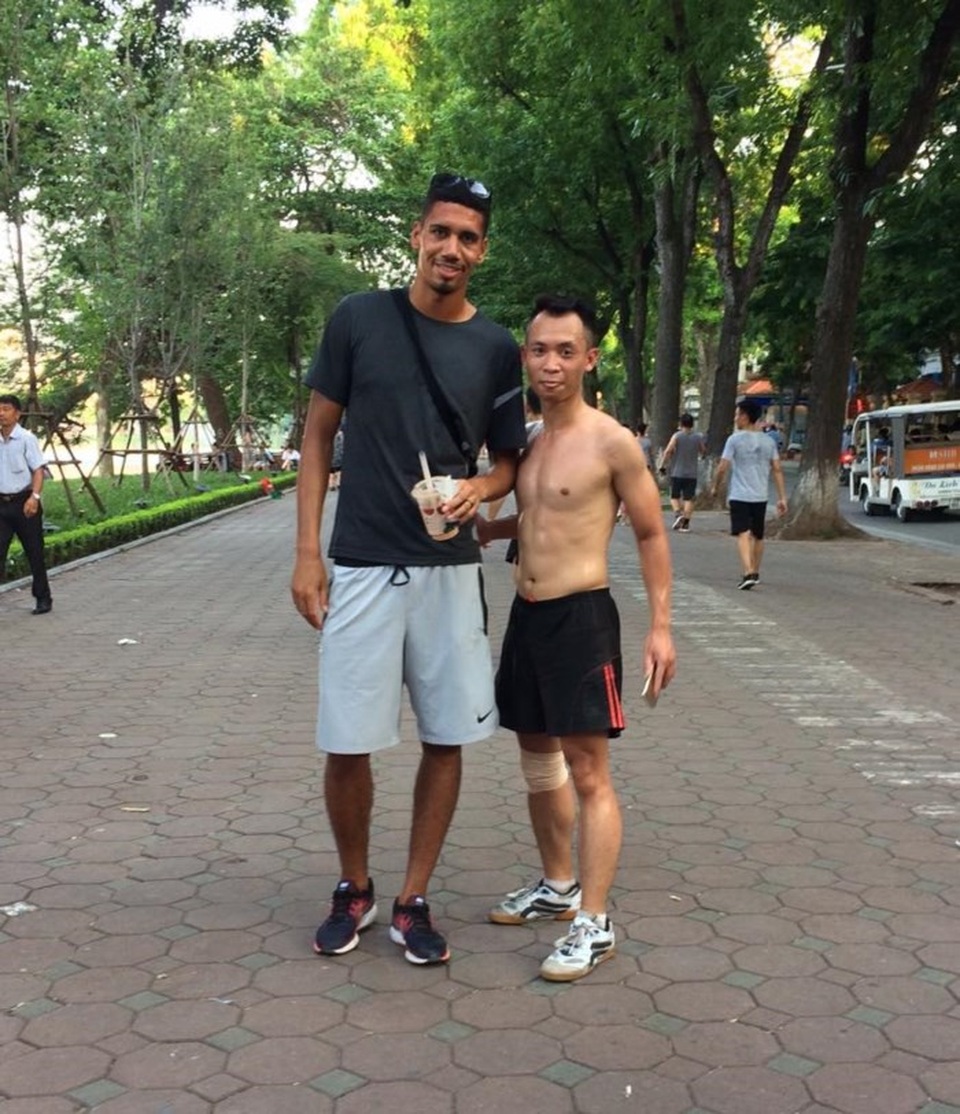 Lỡ hẹn với World Cup, Smalling sang Việt Nam đá cầu với người hâm mộ - 3