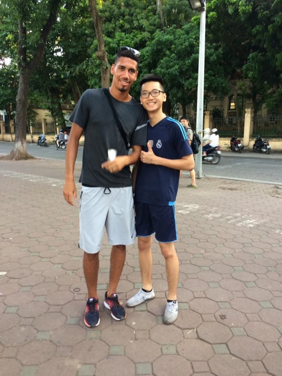 Lỡ hẹn với World Cup, Smalling sang Việt Nam đá cầu với người hâm mộ - 4