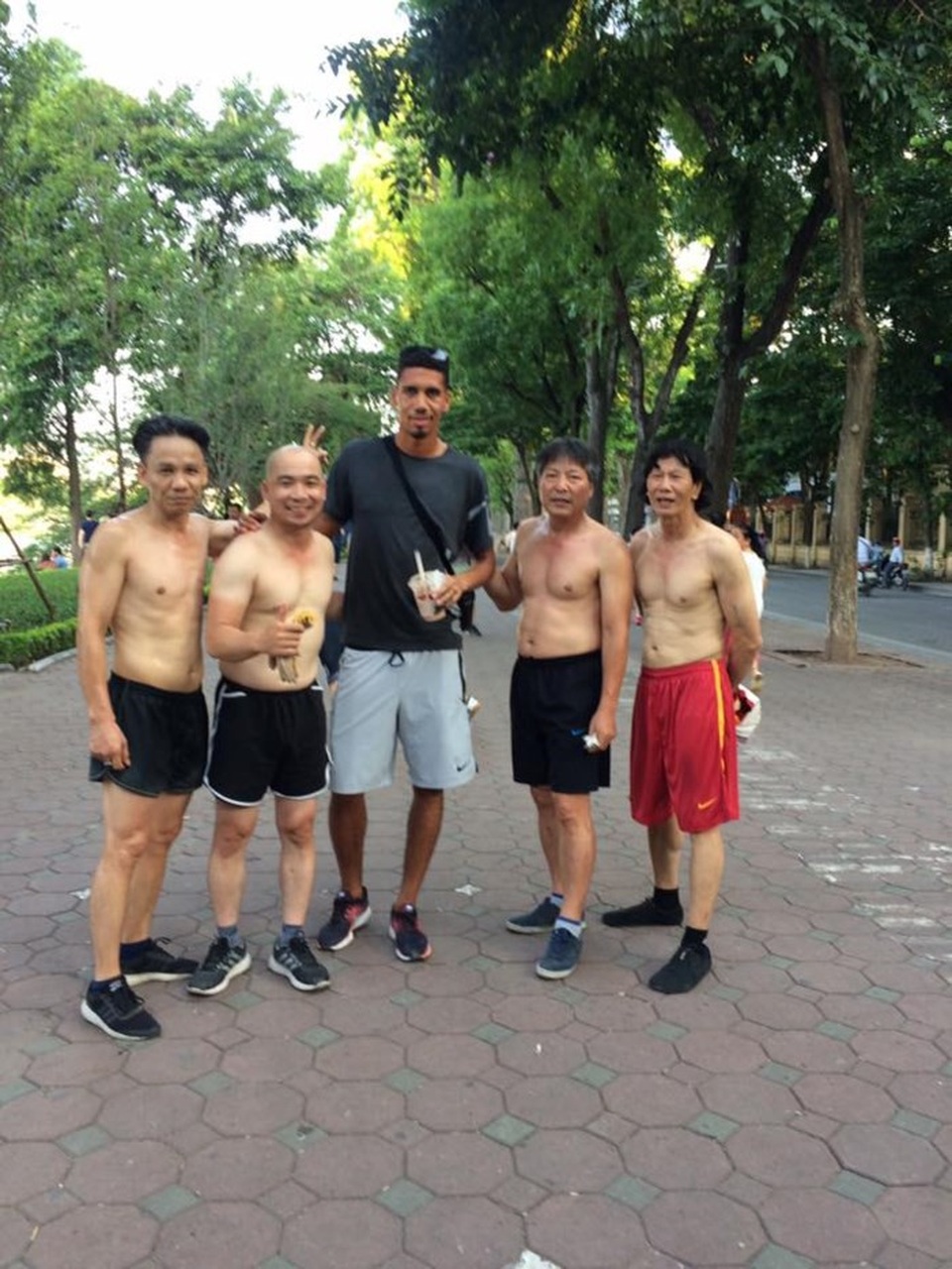 Lỡ hẹn với World Cup, Smalling sang Việt Nam đá cầu với người hâm mộ - 5