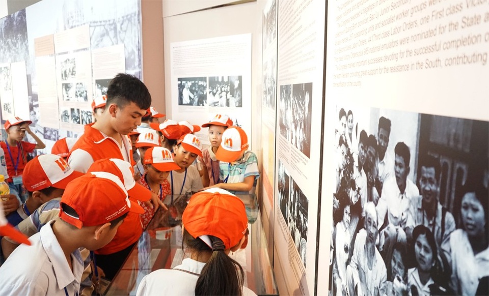 Khai mạc triển lãm “Chủ tịch Hồ Chí Minh với phong trào Thi đua yêu nước” - 3 Các em nhỏ thiếu nhi đến tham quan triển lãm.