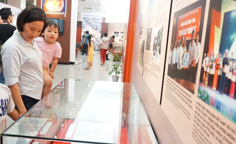 Khai mạc triển lãm “Chủ tịch Hồ Chí Minh với phong trào Thi đua yêu nước” - 4 Ngay sau lễ cắt băng khi trương triển lãm, nhiều người dân và du khách đã đến tham quan, tìm hiểu.