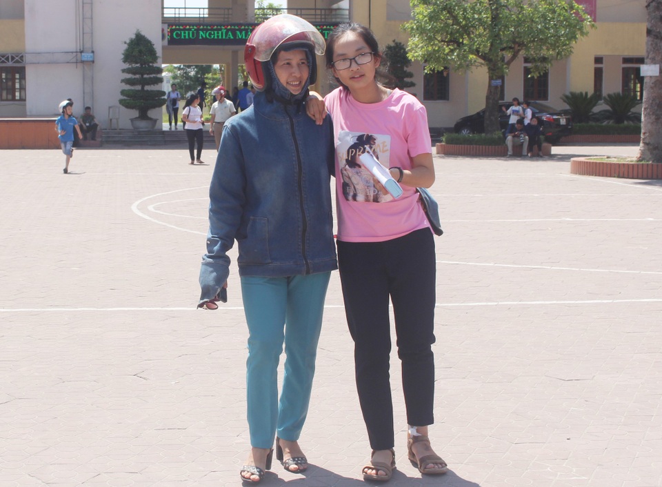 Tuyển sinh trường THPT Chuyên Hà Tĩnh: Đề dễ nhưng vẫn áp lực vì tỷ lệ chọi cao - 2 Em Thảo được mẹ đưa đón tận phòng thi vì bị chấn thương do tai nạn giao thông.