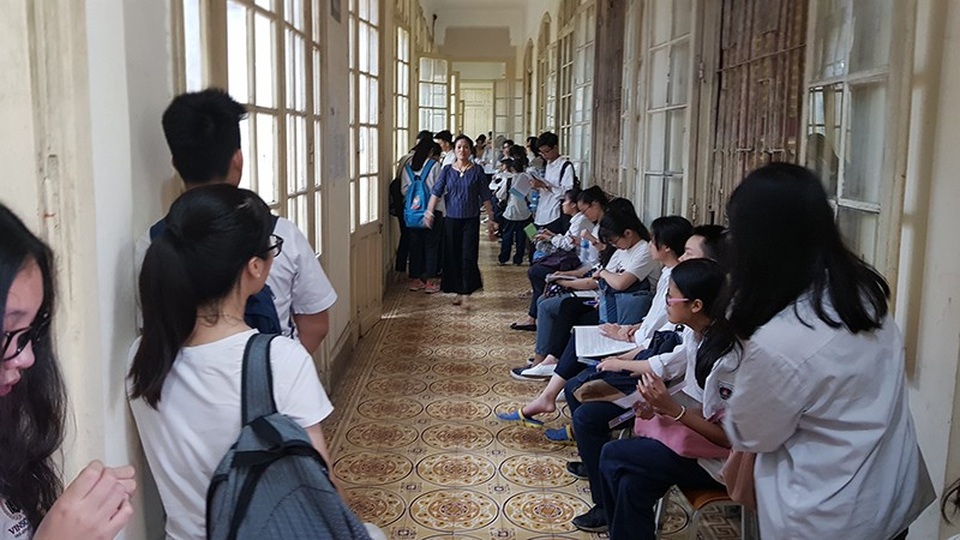 Thí sinh Hà Nội mải miết ôn bài trước khi thi vào lớp 10 - 1
Sáng 7/6, 95.000 thí sinh Hà Nội thi tuyển sinh lớp 10 THPT.