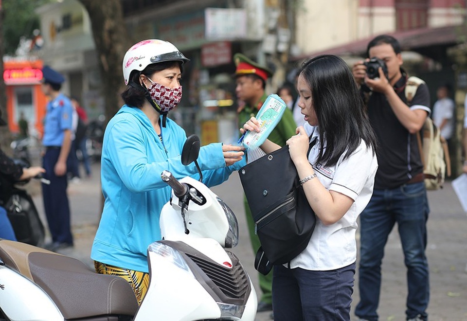Thí sinh Hà Nội mải miết ôn bài trước khi thi vào lớp 10 - 3 Phụ huynh sát sao với các thí sinh trong ngày thi quan trọng.