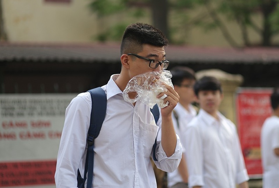 Thí sinh Hà Nội mải miết ôn bài trước khi thi vào lớp 10 - 4 Thí sinh vội vã ăn sáng trước khi vào thi