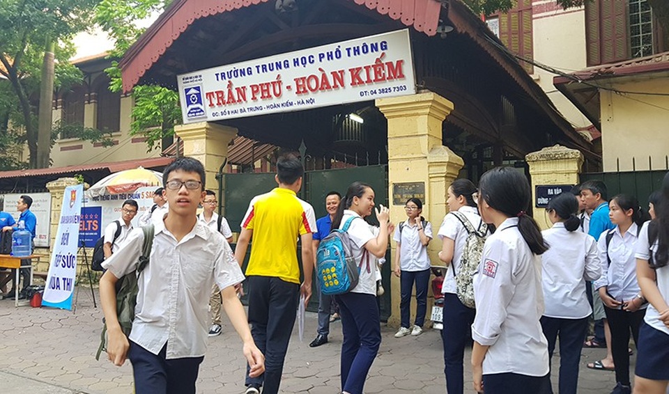 Thí sinh Hà Nội mải miết ôn bài trước khi thi vào lớp 10 - 2 Tại trường THPT Trần Phú, thí sinh có mặt từ 6h để chuẩn bị.