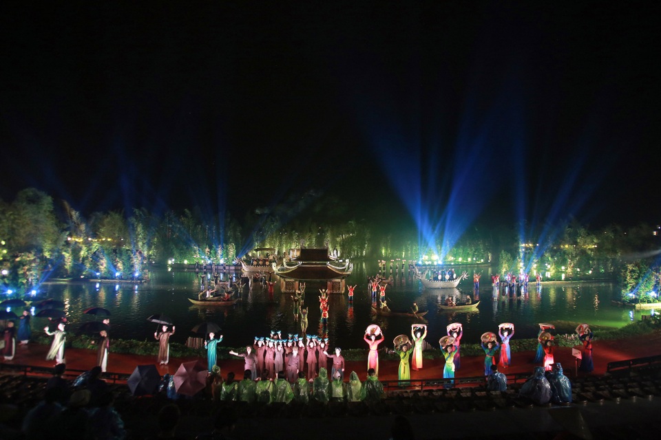 “Tinh hoa Bắc Bộ” đoạt giải giải thưởng Stevie châu Á - Thái Bình Dương - 2 Vở thực cảnh quy tụ hơn 200 diễn viên mà phần lớn là nông dân Sài Sơn.
