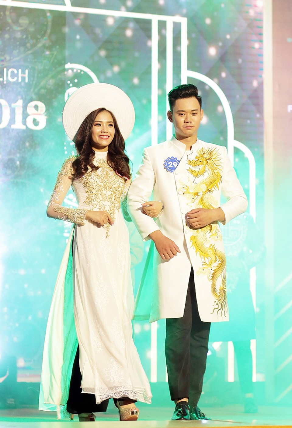 Lộ diện tân Hoa khôi và Nam vương ĐH Giao thông vận tải Hà Nội - 1
Nhữ Minh Tuấn và Nguyễn Thị Phấn sánh bước trong trang phục áo dài