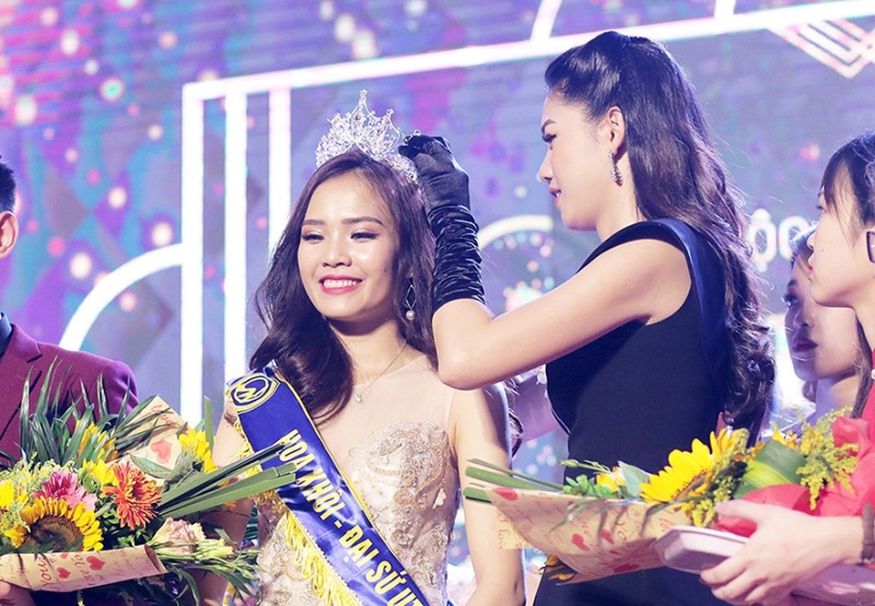 Lộ diện tân Hoa khôi và Nam vương ĐH Giao thông vận tải Hà Nội - 4
Khoảnh khắc nhận vương miện từ giám khảo Ngô Thanh Thanh Tú
