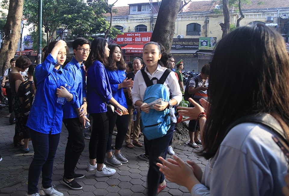 Thí sinh Hà Nội mải miết ôn bài trước khi thi vào lớp 10 - 11 Lực lượng tình nguyện viên là học sinh - sinh viên thành phố Hà Nội tích cực hỗ trợ cho kì thi