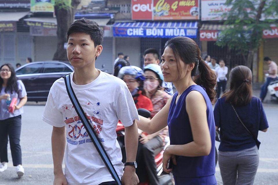 Thí sinh Hà Nội mải miết ôn bài trước khi thi vào lớp 10 - 12
Thí sinh ở độ tuổi còn nhỏ nên cha mẹ rất sát sao trong kì thi này