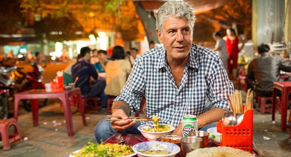 Những hình ảnh đáng nhớ về siêu đầu bếp Anthony Bourdain tại Việt Nam - 1
Đầu bếp kiêm người dẫn chương trình ẩm thực nổi tiếng Anthony Bourdain vừa đột ngột qua đời tại Pháp ngày hôm nay 8/6. Nguyên nhân ban đầu về cái chết của ông được cho là tự vẫn