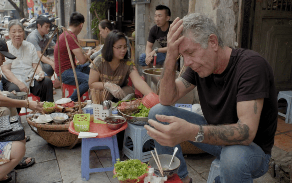 Những hình ảnh đáng nhớ về siêu đầu bếp Anthony Bourdain tại Việt Nam - 8
Anthony Bourdain nói thêm ông cảm thấy rất hạnh phúc khi được thưởng thức các món ăn đường phố, cho dù là ở Mexico hay Việt Nam. Tôi thích ăn ở các quán ăn đường phố bình thường ở châu Á hay châu Mỹ La tinh. Tôi thích phở Việt Nam, cơm gà ở Singapore và tacos ở Mexico. Tất cả đều ngon.