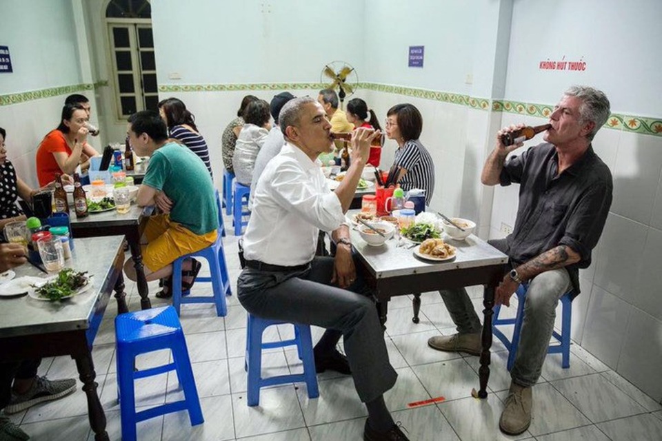 Những hình ảnh đáng nhớ về siêu đầu bếp Anthony Bourdain tại Việt Nam - 10
Nói về bữa tối đặc biệt với tổng thống Obama tại quán bún chả ở Hà Nội, Anthony Bourdain kể lại: Trước kia, tôi không được người Việt Nam nhận ra khi đi trên phố nhưng sau khi có những bức ảnh trên báo, tôi đã được nhận ra sau đó chừng 1 tuần. Họ nhìn thấy những hình xăm trên tay tôi và gọi tôi là Mr. Bún chả. Họ vui mừng khi tổng thống đã chọn ăn bún chả, một món ăn đặc biệt của người Hà Nội. Có người nói với tôi, họ nghĩ tổng thống sẽ ăn nem hoặc phở nhưng sau đó khi thấy Ngài ăn Bún chả - họ vô cùng tự hào và xúc động.