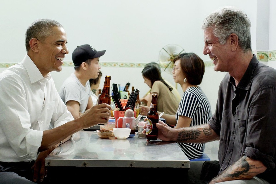 Những hình ảnh đáng nhớ về siêu đầu bếp Anthony Bourdain tại Việt Nam - 3
Đáng nhớ nhất là năm 2016, Anthony Bourdain đã từng cùng tổng thống Mỹ Barack Obama ăn bún chả tại Hà Nội