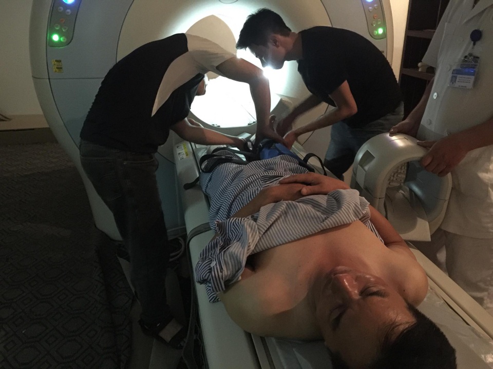 Bị côn đồ đánh đập dã man, 3 người trong một nhà trọng thương - 5 Các nạn nhân đang được chữa trị tại bệnh viện