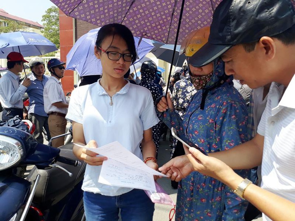 Thanh Hóa: Gần 40.000 thí sinh “đua sức” vào lớp 10 - 3 Thí sinh kiểm tra lại đề thi sau khi kết thúc buổi thi
