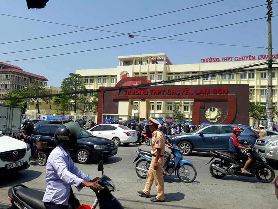 Thanh Hóa: Gần 40.000 thí sinh “đua sức” vào lớp 10 - 2 Lực lượng CSGT làm công tác đảm bảo an toàn giao thông trước điểm thi