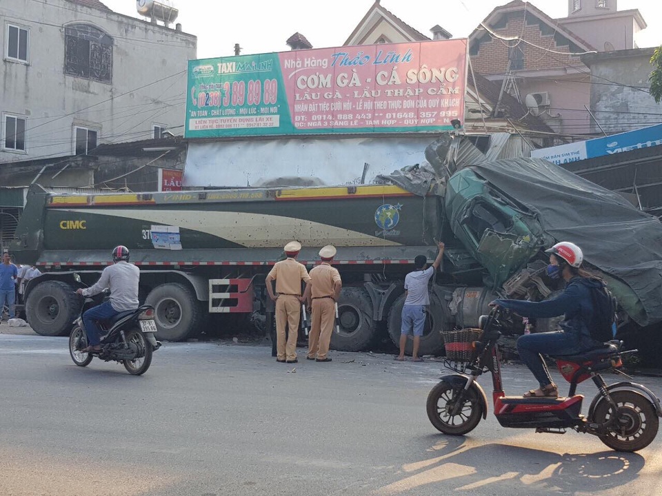 Xe chở đá đâm sập tường nhà dân - 3 Xe chở đá đâm sập tường nhà dân - 3