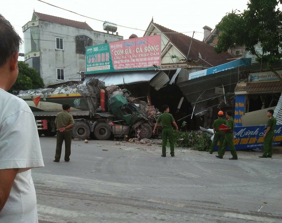 Xe chở đá đâm sập tường nhà dân - 4
Hiện trường vụ xe tải tông nhà dân lúc rạng sáng.