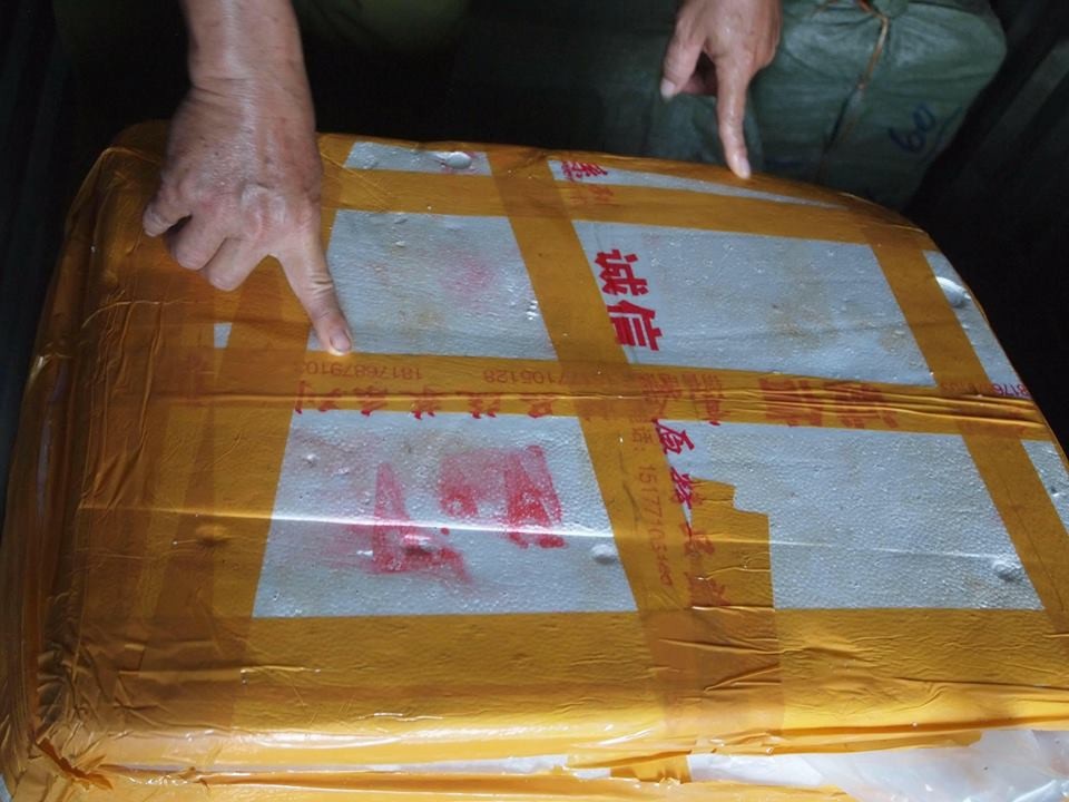 Hơn 6,5 tấn thịt có dấu hiệu phân hủy suýt vận chuyển trót lọt vào TPHCM - 2 Các khối thịt động vật không rõ nguồn gốc xuất xứ được đóng gói trong hàng trăm thùng xốp trên container.