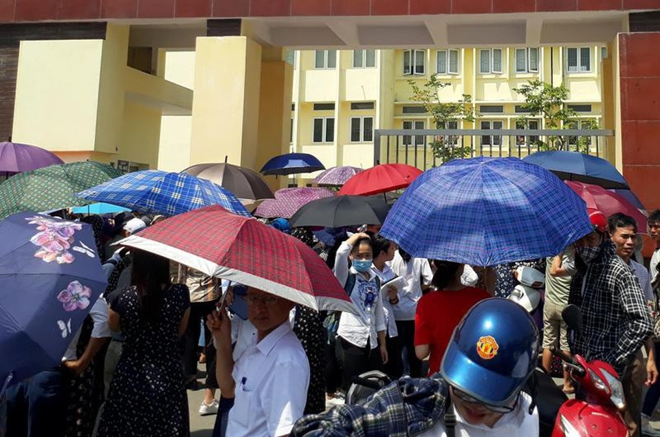Thanh Hóa: Gần 40.000 thí sinh “đua sức” vào lớp 10 - 1 Phụ huynh đội nắng đứng đợi học sinh rời điểm thi