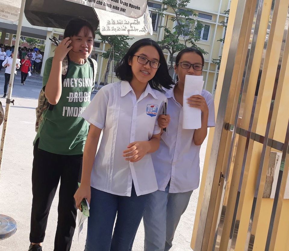 Thi lớp 10 tại Thanh Hóa: Đề Văn “nhạt”, không có tính phân loại học sinh - 2 Nhiều học sinh phấn khởi vì hoàn thành tốt bài thi.
