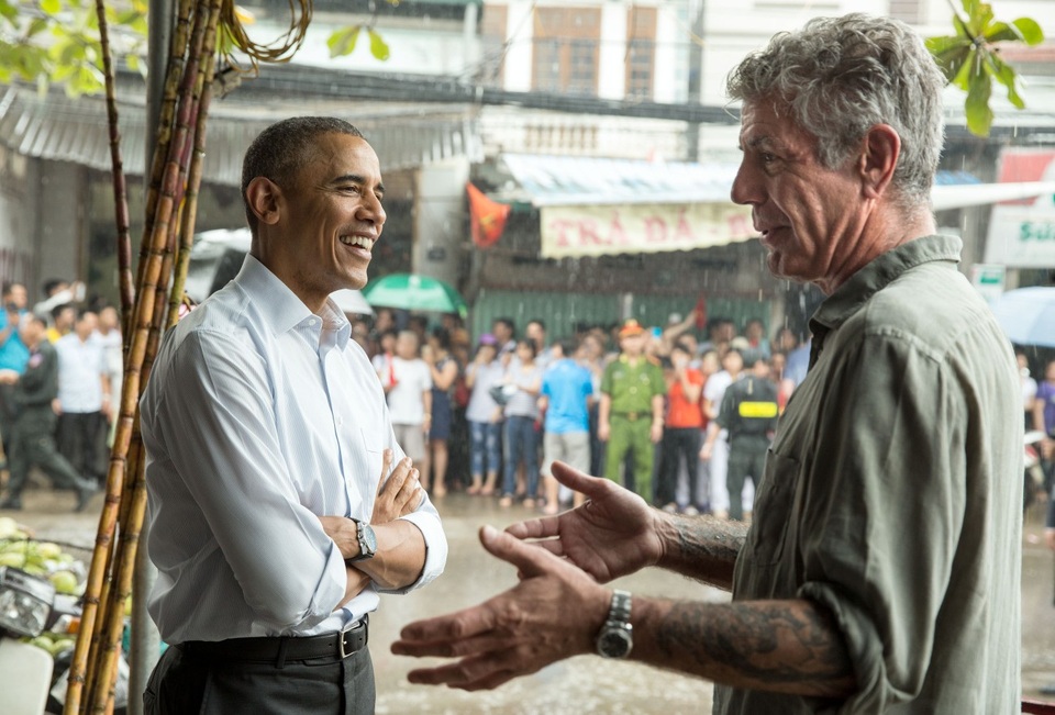Những hình ảnh đáng nhớ về siêu đầu bếp Anthony Bourdain tại Việt Nam - 5
Hà Nội, ông nói, là hương thơm của khói xe máy, nước mắm, thịt lợn nướng trên than củi... Nó không thể có ở nơi nào khác. Khi bạn đã yêu mến Việt Nam thì bạn sẽ yêu mãi mãi.