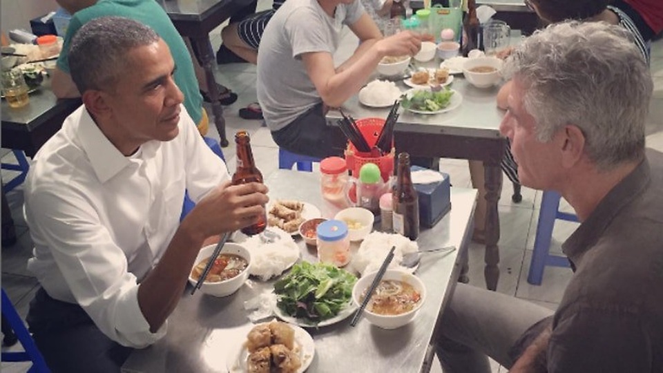 Những hình ảnh đáng nhớ về siêu đầu bếp Anthony Bourdain tại Việt Nam - 4
Bourdain dành nhiều tình cảm cho các món ăn Việt, ông cảm nhận điều này bằng cả trái tim của mình, thường xuyên bình luận về những hương vị khác nhau, sẵn sàng gặp gỡ người dân địa phương thảo luận về lịch sử chiến tranh và cuộc sống yên bình hiện tại ở Việt Nam