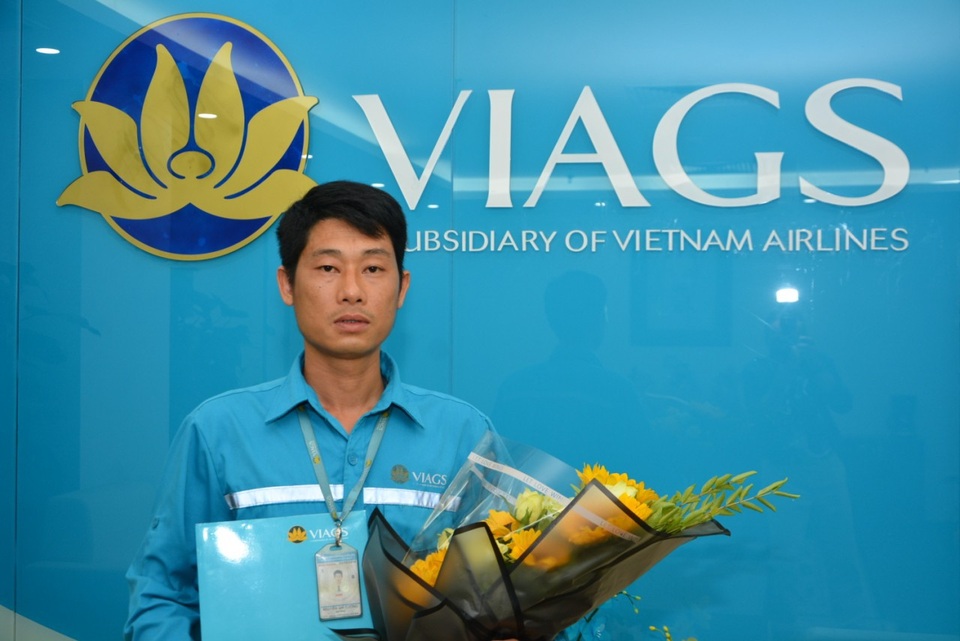 Nhân viên hàng không trả hơn 1 tỷ đồng cho khách quên trên máy bay - 1 Nam nhân viên hàng không Nguyễn Chí Cường đã nhặt được hơn 1 tỷ đồng và trả lại cho hành khách đi máy bay