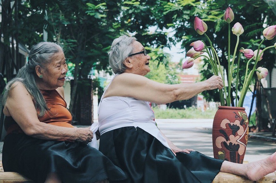 Đây là cảnh hai cụ thì thầm với nhau, cụ Yên hỏi cụ Kim: “Bà có hay mơ đến ông nhà bà không?”. Chẳng biết cụ Kim nói gì nhưng cả 2 quay sang cười ngất.