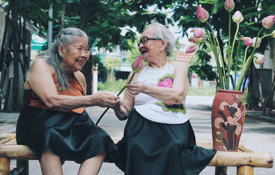 Vì quá vui mà hai cụ quên mất việc mình đang chụp ảnh, cả hai cứ tự nhiên trò chuyện đùa vui nên chỉ trong 30 phút của buổi sáng bộ ảnh đã ra đời.